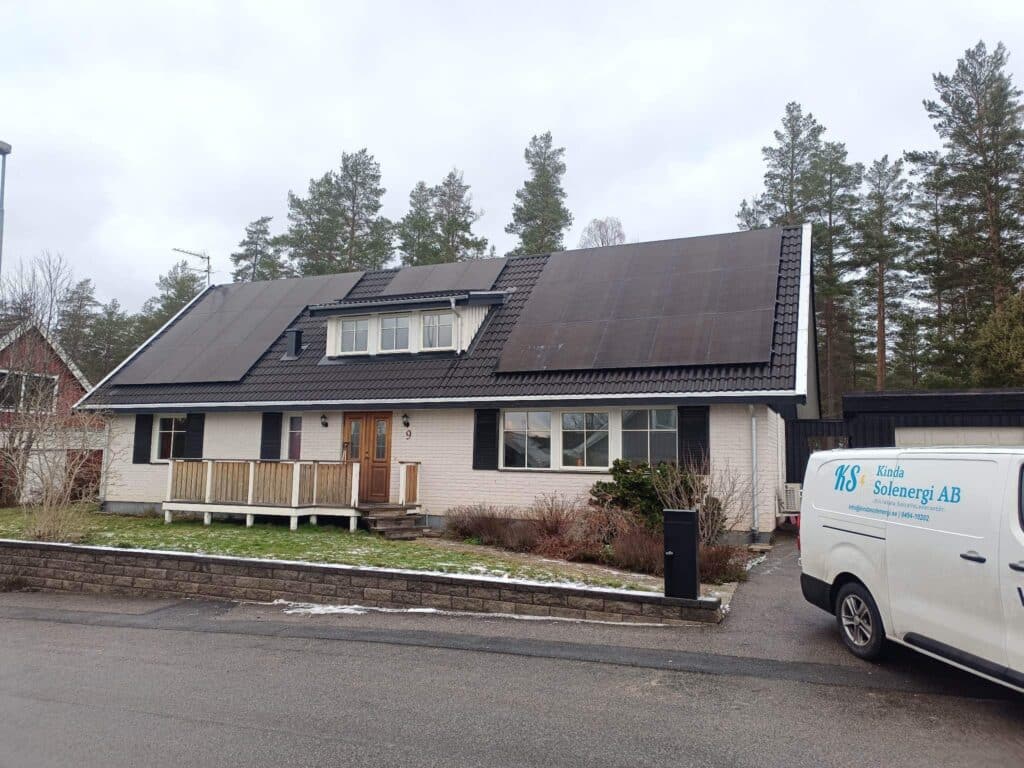 Kinda solenergis företagsbil parkerad framför ett hus med nyligen installerad solceller